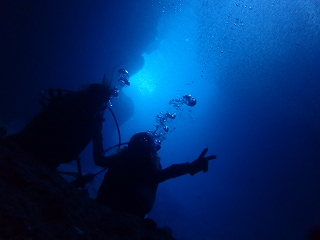 青の洞窟ダイビング　海の中の神秘的な世界