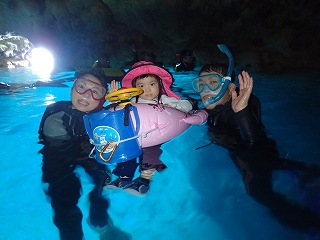 青の洞窟シュノーケリング　洞窟の中で記念写真