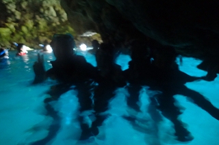 青の洞窟シュノーケリング　洞窟の中