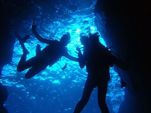 沖縄のダイビングで人気スポットの青の洞窟